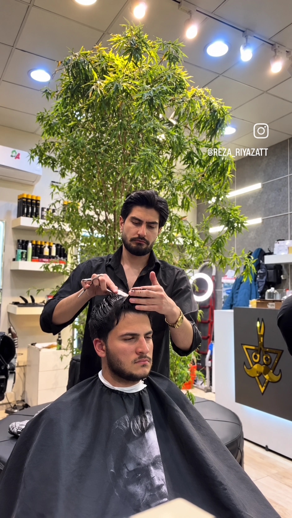 محمدرضا ریاضت در حال کوتاهی موی مشتری در سالن